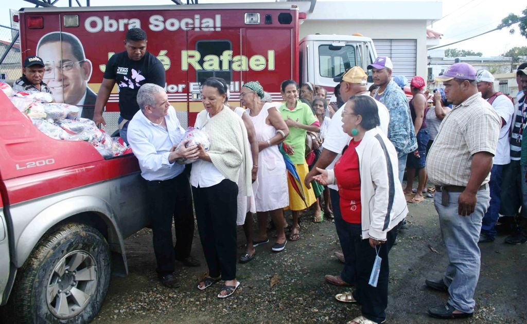 El doctor Kero Gómez encargado de la Oficina de Senatorial de Moca entrega raciones alimenticias en representación del senador José Rafael Vargas